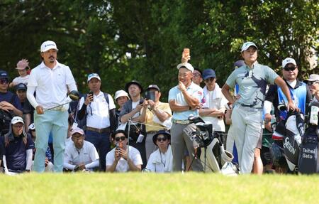 同組でラウンドした（左から）佐藤大平、藤本佳則、大堀裕次郎（撮影・坂部計介）
