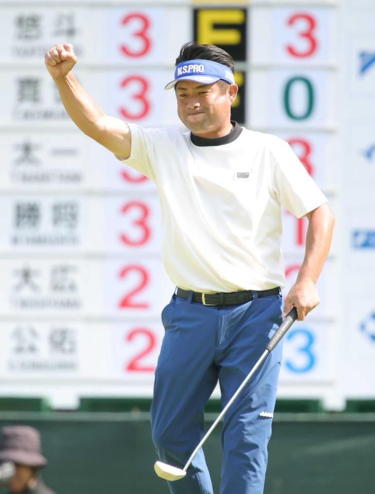 　１８番、ファンの声援にガッツポーズで応える池田勇太（撮影・坂部計介）