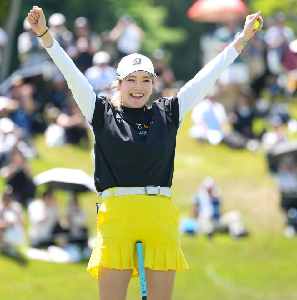 　優勝を決めガッツポーズする桑木志帆（撮影・武藤健一）