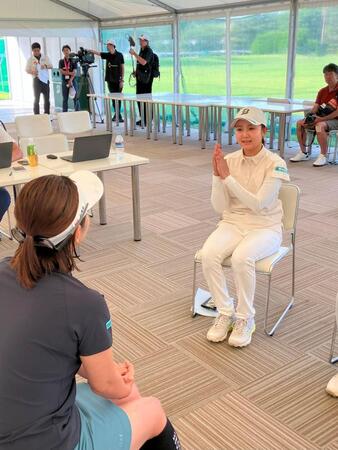 宮里藍さんと話す伊藤愛華（右、ブリヂストン提供）