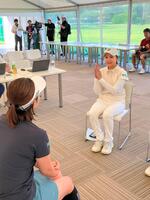 宮里藍さんと話す伊藤愛華（右、ブリヂストン提供）