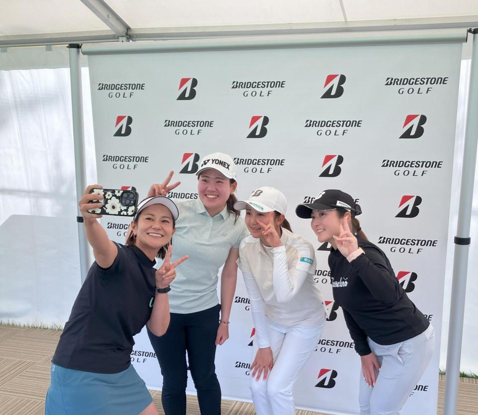 セッション後、記念撮影する（左から）宮里藍さん、山下心暖、伊藤愛華、千田萌花（ブリヂストン提供）