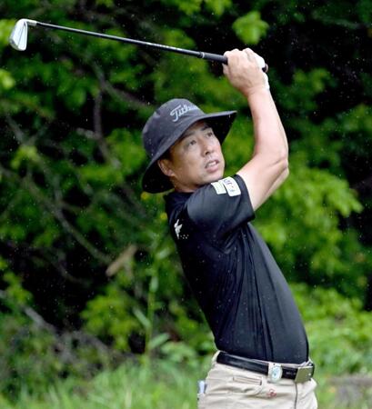 １２番でティーショットを放つ西村匡史