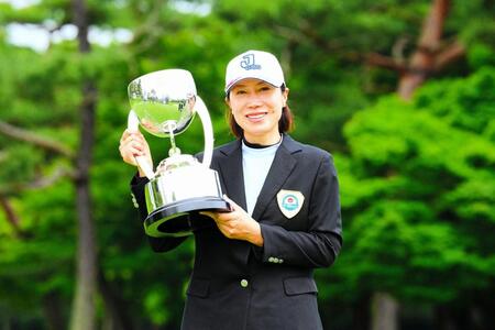 日本女子シニアオープンで逃げ切り優勝を果たした李知姫（大会提供）