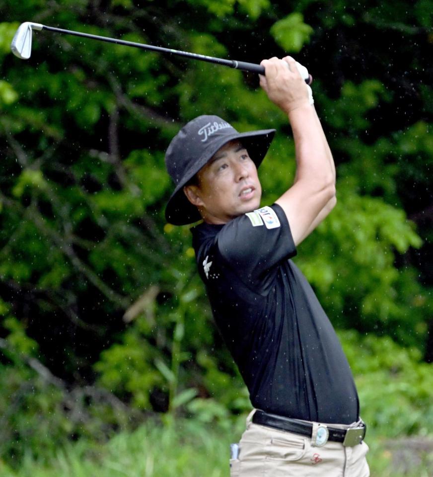 １２番でティーショットを放つ西村匡史