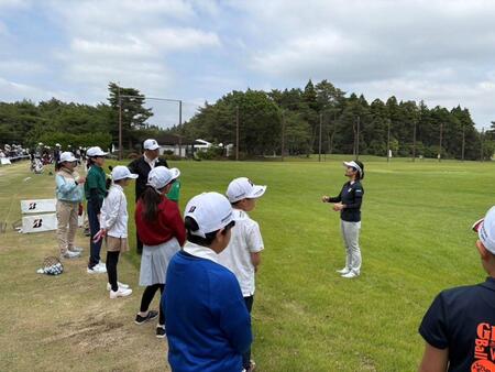 小学生にレッスンする宮里藍さん（ブリヂストン提供）