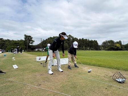 小学生にレッスンする宮里藍さん（ブリヂストン提供）