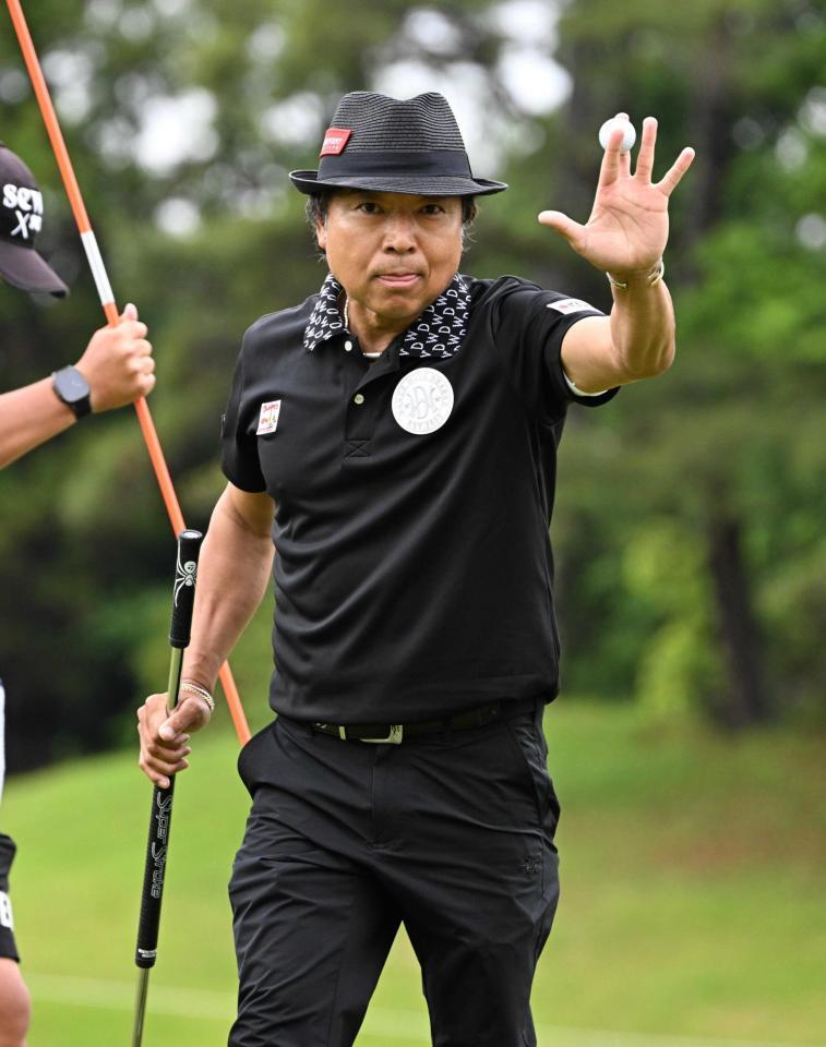 　１１番でバーディーパットを決め、ポーズをとる片山晋呉