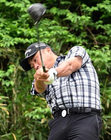 　５番でティーショットを放つ出利葉太一郎