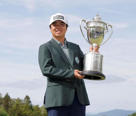 優勝カップを手に笑顔を見せる細野勇策（撮影・西田忠信）