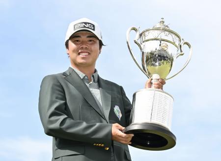 　通算１５アンダーでツアー初優勝を果たした細野勇策＝蒲生ＧＣ