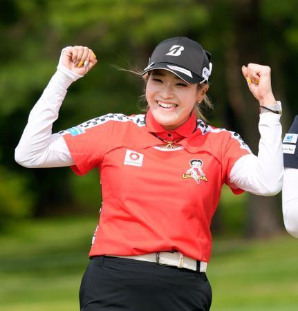 　最終日、２番でアルバトロスを達成し、表彰式で笑顔の桑木志帆。通算６アンダーで４位＝袖ケ浦ＣＣ袖ケ浦