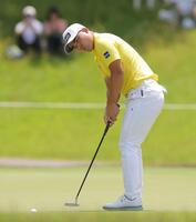 ９番、パットを放つ蟬川泰果（撮影・西田忠信）