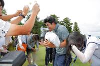 初優勝を決め、ウォーターシャワーで祝福される細野勇策（撮影・西田忠信）