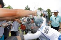 初優勝を決め、ウォーターシャワーで祝福される細野勇策（撮影・西田忠信）