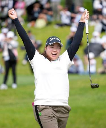 　最終日、ウイニングパットを決め、ガッツポーズする入谷響。通算９アンダーで優勝＝袖ケ浦ＣＣ袖ケ浦
