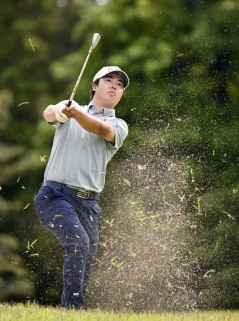　最終日、通算１５アンダーでツアー初優勝を果たした細野勇策＝蒲生ＧＣ