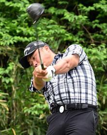 　５番でティーショットを放つ出利葉太一郎