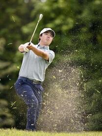 　最終日、通算１５アンダーでツアー初優勝を果たした細野勇策＝蒲生ＧＣ