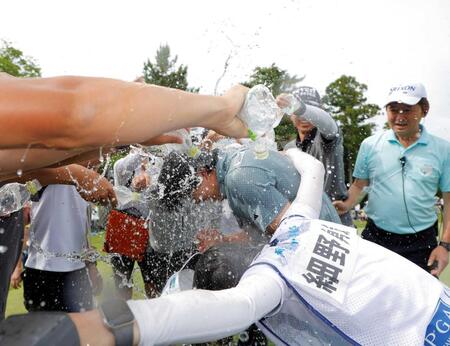 　初優勝を決め、ウォーターシャワーで祝福される細野勇策(中央)＝撮影・西田忠信