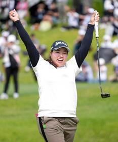 　ウイニングパットを決め、ガッツポーズする入谷響。通算９アンダーで優勝