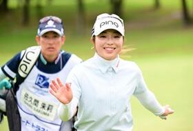　第１日、１８番で手を振る佐久間朱莉。６アンダーで首位＝グランディ那須白河ＧＣ（ゲッティ＝共同）