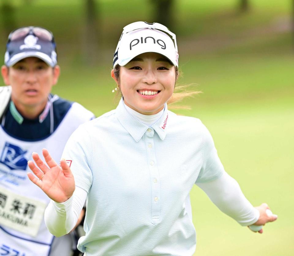 　１８番、手を振る佐久間朱莉