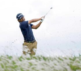 　通算１５アンダーで単独首位の小平智