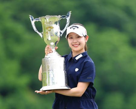 　通算８アンダーで優勝した吉田鈴＝ヨネックスＣＣ