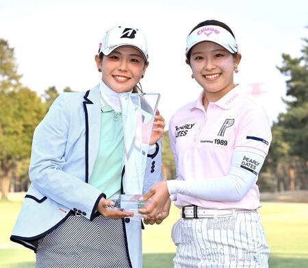 　妹の吉田鈴（右）と笑顔で写真に納まる吉田優利
