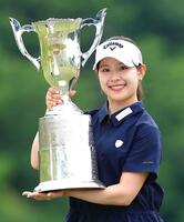 　通算８アンダーで優勝した吉田鈴