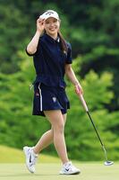 　最終日、１８番でウイニングパットを決めた吉田鈴