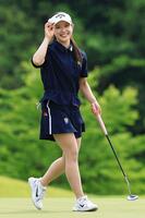 １８番、ウイニングパットを決めた吉田鈴