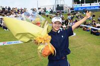 通算８アンダーでツアー初優勝し、喜ぶ吉田鈴