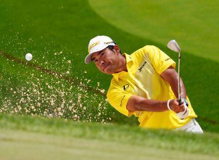 　最終ラウンド、１１番でバンカーショットを放つ松山英樹。通算７オーバーで４３位＝７日、ミュアフィールドビレッジＧＣ（共同）
