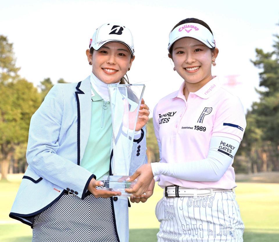 　妹の吉田鈴（右）と笑顔で写真に納まる吉田優利