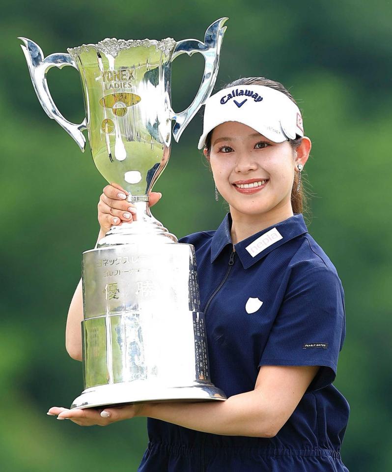 　通算８アンダーで優勝した吉田鈴