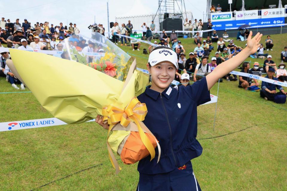 通算８アンダーでツアー初優勝し、喜ぶ吉田鈴