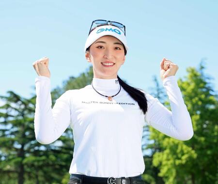 　今季初戦を迎え笑顔を見せる脇元華（撮影・立川洋一郎）