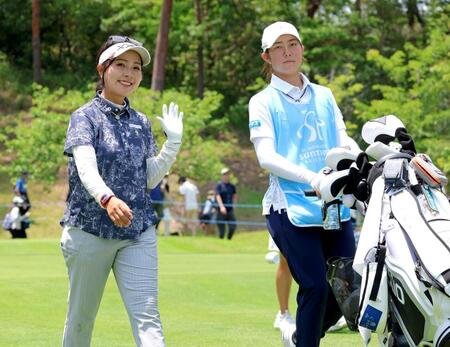 ９番ホール、セカンドショットへ向かう青木瀬令奈（左）とキャディーの後藤あい（撮影・立川洋一郎）