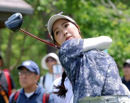 ５番ホール、ティーショットを放つ青木瀬令奈（撮影・立川洋一郎）