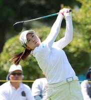 １０番、ティーショットを放つ藤本愛菜（撮影・立川洋一郎）