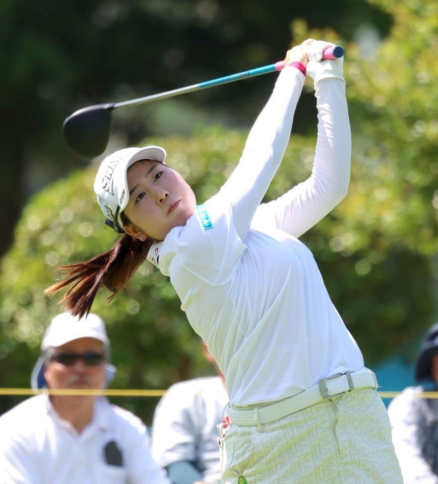１０番、ティーショットを放つ藤本愛菜（撮影・立川洋一郎）