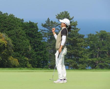 優勝を決めるパットを沈めガッツポーズの前田陽子