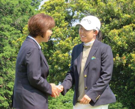 ＪＬＰＧＡ・小林浩美会長（左）に祝福される前田陽子