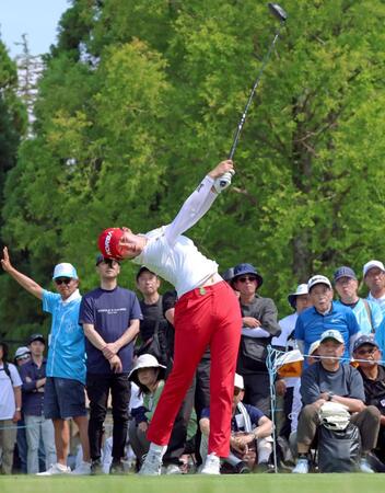 １３番、ティーショットを放つ金瑞娥（撮影・立川洋一郎）