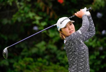 第１ラウンド、ティーショットを放つ高橋彩華（共同）