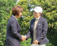 ＪＬＰＧＡ・小林浩美会長（左）に祝福される前田陽子