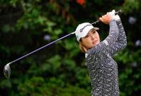 第１ラウンド、ティーショットを放つ高橋彩華（共同）