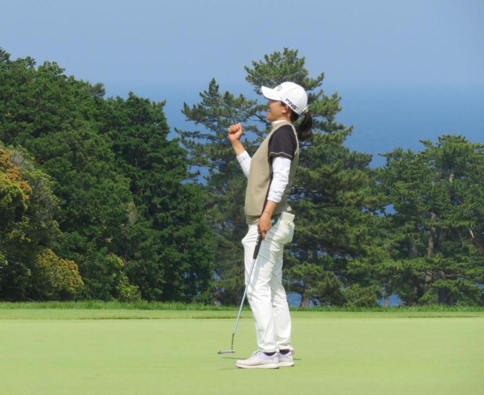 優勝を決めるパットを沈めガッツポーズの前田陽子